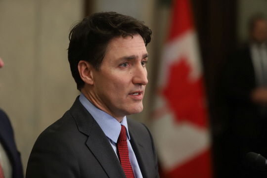 저스틴 트뤼도 캐나다 총리가 1일(현지시간) 캐나다 온타리오주 오타와에서 기자회견을 열고 도널드 트럼프 미국 대통령이 캐나다산 수입품에 25%의 관세를 부과하라는 명령을 내린 것에 대해 대응하며 발언하고 있다. 연합뉴스.